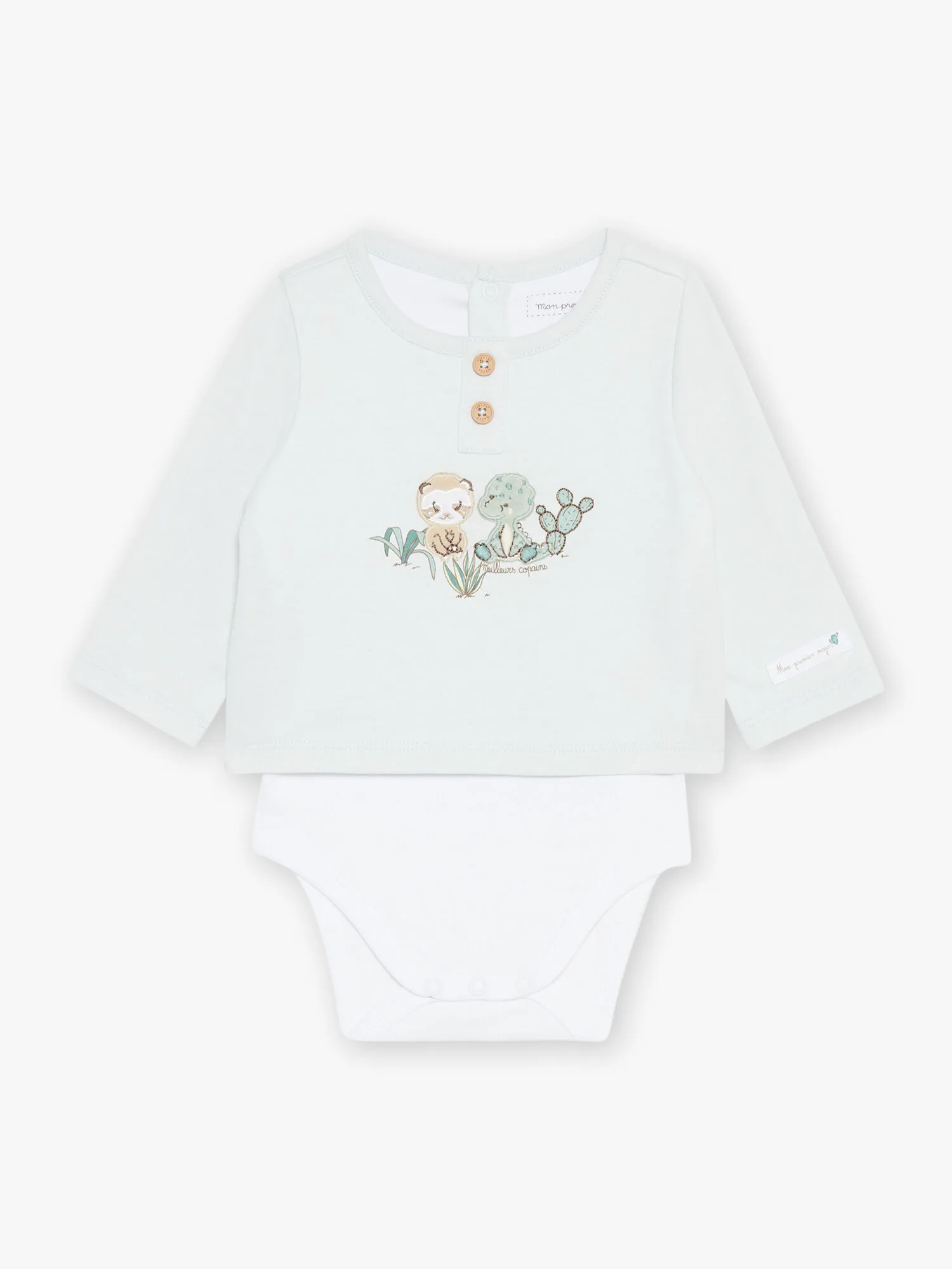 Body-T-shirt bleu, pantalon beige et chaussettes vert d'eau