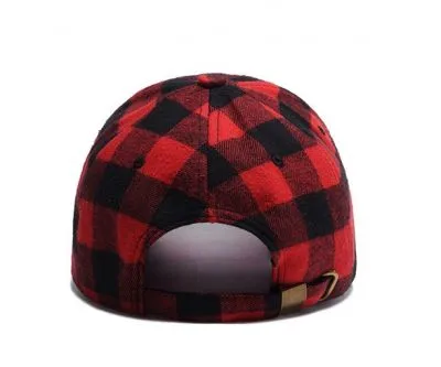 Casquette à carreaux visière arrondie bleu rouge blanc noir