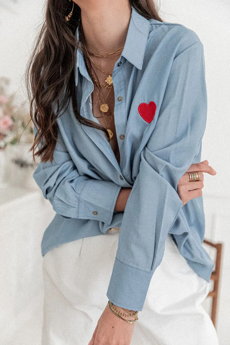 Chemise bleue cœur rouge brodé