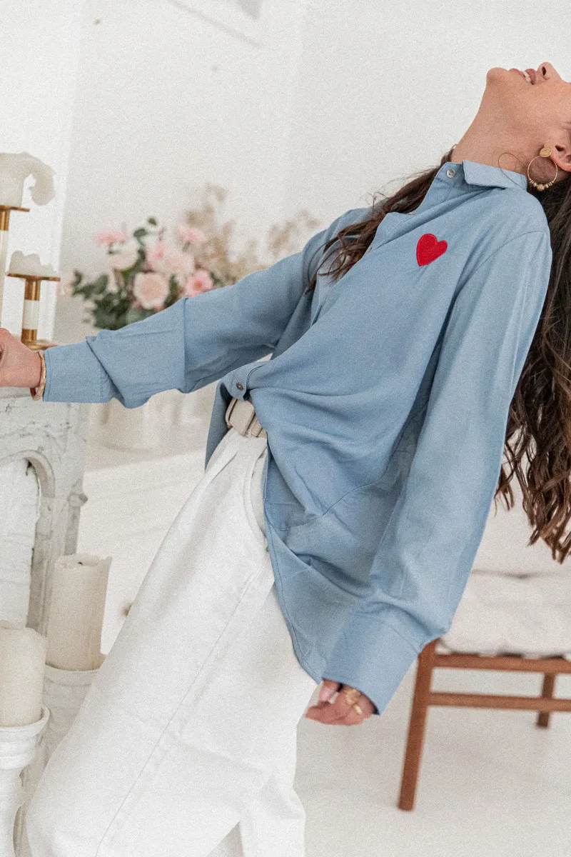 Chemise bleue cœur rouge brodé