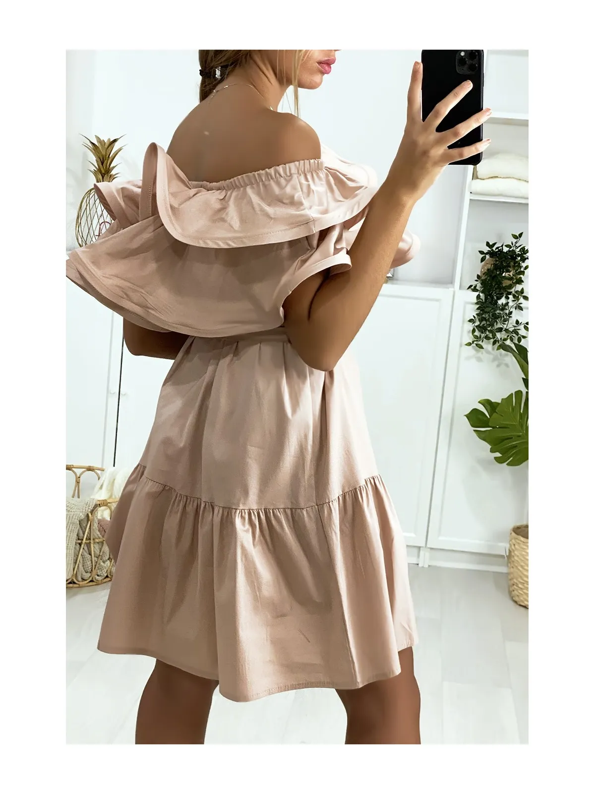 Robe à volant col bateau en rose avec ceinture